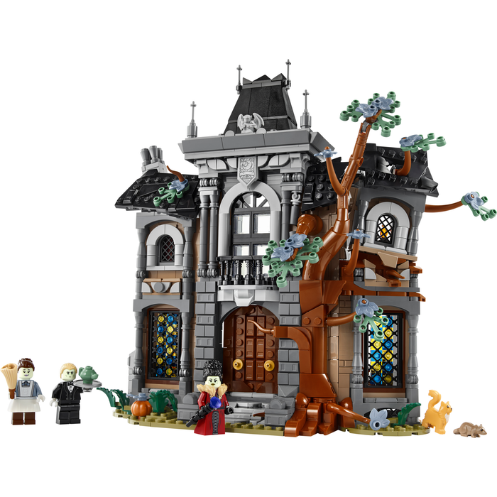 LEGO Icons 11383 Mayor Manor built manor with minifigures, cat and rat