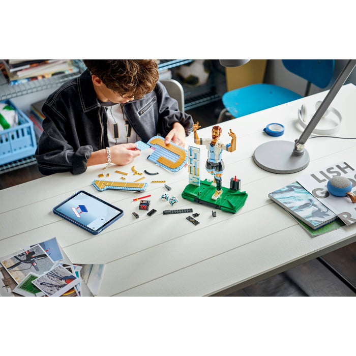 LEGO Editions 43015 Lionel Messi - Football Legend being built with the LEGO Builder app